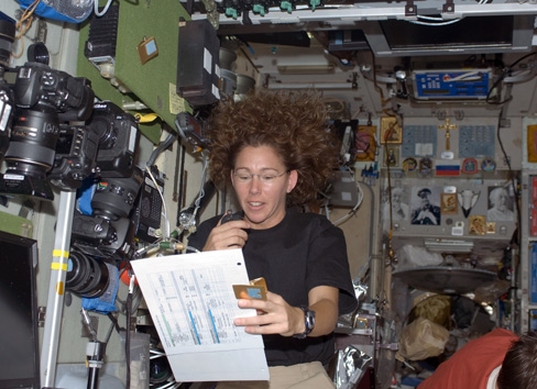 Resim- Kadın astronot ve uçuş mühendisi Sandra Magnus amatör telsiz donanımını kullanırken.