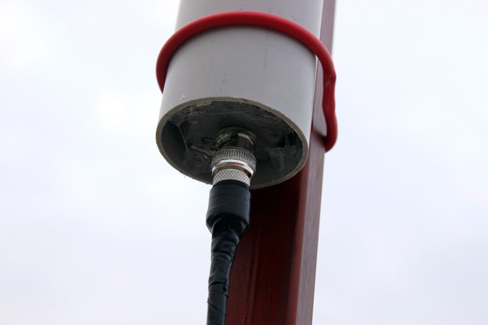 Resim- EggBeater anten PVC'sinin içine yerleştirilmiş ve Fantom beslemeli Pre_amp.