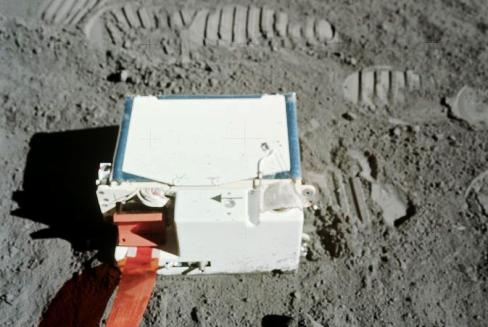 Resim-2. Apollo astronotlarının konuşlandırdığı LACE cihazı Ay atmosferinin kimyasal yapısını inceledi.