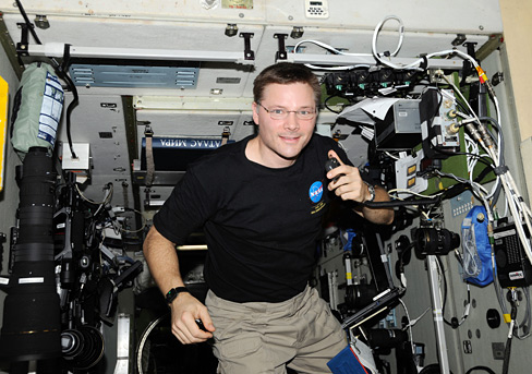 Resim-Astronot ve uçuş mühendisi Doug Wheelock (KF5BOC) Kenwood TM-D7000 telsizi ile görüşme yaparken.
